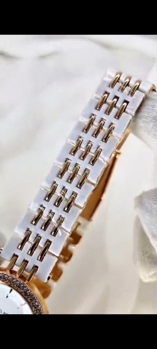 Stylish Women's Quartz Chain Watch - 1 Pc, Water Resistant Timepiece