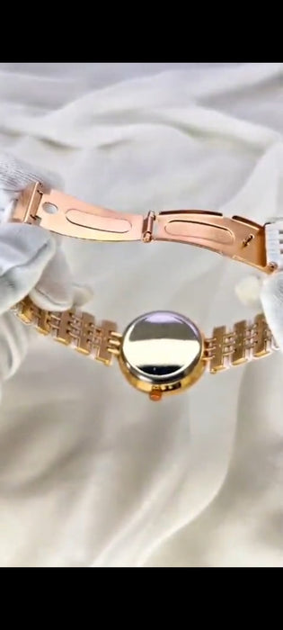 Stylish Women's Quartz Chain Watch - 1 Pc, Water Resistant Timepiece